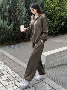 DAZY Bộ đồ thể thao nữ thường ngày in chữ gồm áo hoodie và quần, thích hợp mặc mùa thu, bộ đồ mặc nhà cho nữ. - Màu xám đen - Xem 6