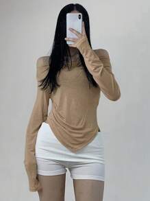 DAZY Áo thun nữ trơn màu hở vai viền bất đối xứng, áo dài tay mùa thu - Màu Cam san hô - Xem 2