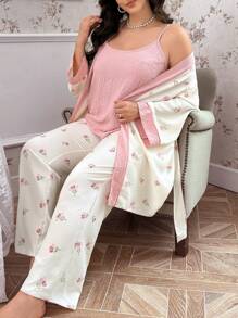 CottageSlumber CottageSlumber بدلة نوم مكونة من 3 قطع للمقاسات الكبيرة، تتضمن بنطلون بطبعات زهرية ملمسية، روب وأعلى كامي بلون أحادي، تفاصيل مريحة وأنيقة، ملابس خريف وشتاء