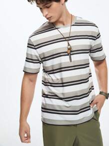 Manfinity VCAY 2 件男士休闲条纹印花短袖 T 恤和松紧腰短裤套装