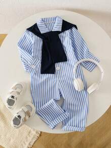 SHEIN Dieses Set aus koreanischem gestreiften Hemdkragen-Romper für Babyjungen kombiniert mit blauem Umhang, mit seinem modischen und minimalistischen Design, hochwertigen weichen Stoff und sorgfältiger Verarbeitung, ist es eine ideale Wahl für den täglichen Gebrauch. Dieses Set kann Ihrem Kleinen sowohl Stil als auch Komfort verleihen. Kaufen Sie schnell dieses exquisite Set voller koreanischen Stils für Ihr Baby und lassen Sie es bei jedem besonderen Anlass hervorstechen.