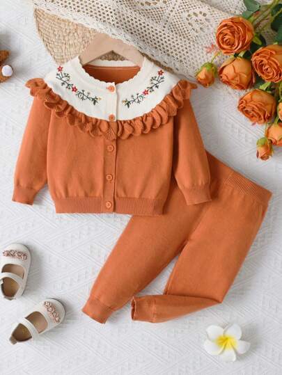 SHEIN Vintaside Kids 女婴花卉刺绣单排扣荷叶边针织开衫和裤子 2 件套，复古田园荷叶边针织套装