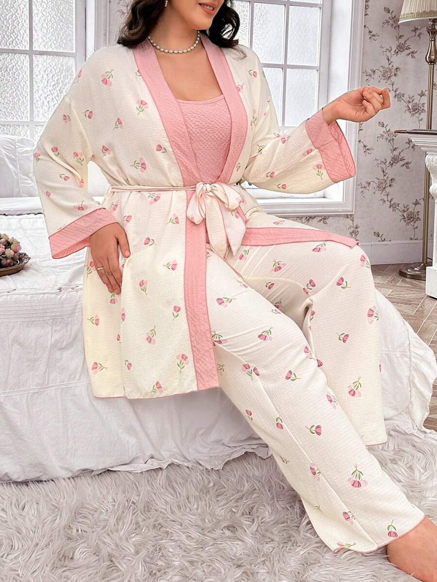 CottageSlumber CottageSlumber بدلة نوم مكونة من 3 قطع للمقاسات الكبيرة، تتضمن بنطلون بطبعات زهرية ملمسية، روب وأعلى كامي بلون أحادي، تفاصيل مريحة وأنيقة، ملابس خريف وشتاء