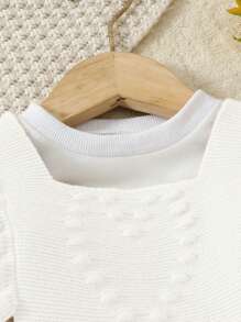 Mono con estampado de corazones lindos y ribete con volantes para niña bebé