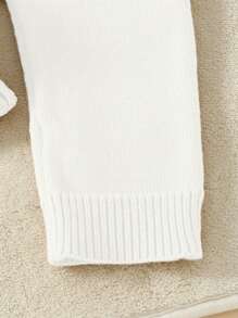 Mono con estampado de corazones lindos y ribete con volantes para niña bebé