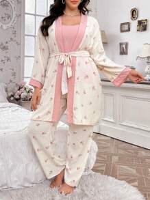 CottageSlumber CottageSlumber بدلة نوم مكونة من 3 قطع للمقاسات الكبيرة، تتضمن بنطلون بطبعات زهرية ملمسية، روب وأعلى كامي بلون أحادي، تفاصيل مريحة وأنيقة، ملابس خريف وشتاء