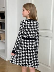 SHEIN Vestido informal de manga larga elegante y ajustado para la escuela con cuello redondo, decoración de botones y diseño de patchwork de pata de gallo para niñas preadolescentes, de vuelta a la escuela