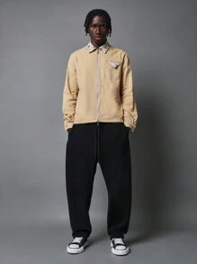 SUMWON Áo thun Boxy Fit có khóa kéo xuyên thấu có cổ áo tương phản và túi phía trước - Màu Khaki - Xem 4