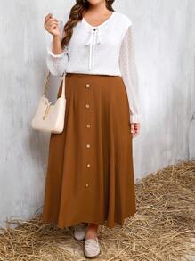 مجموعة قطعتين تتكون من بلوزة وتنورة بزخارف أزرار للمقاسات الكبيرة، بلوزة بياقة على شكل حرف V وأكمام مذيلة وتنورة موزعة عليها أزرار - بني - مشاهدة 5