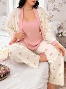 CottageSlumber CottageSlumber بدلة نوم مكونة من 3 قطع للمقاسات الكبيرة، تتضمن بنطلون بطبعات زهرية ملمسية، روب وأعلى كامي بلون أحادي، تفاصيل مريحة وأنيقة، ملابس خريف وشتاء