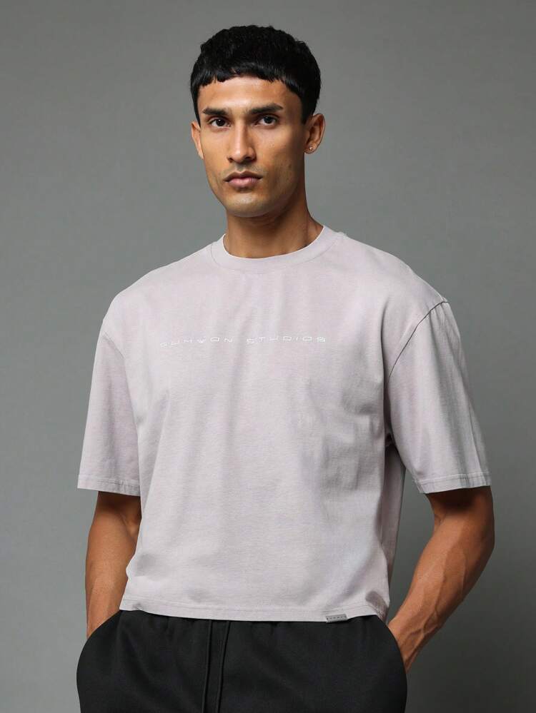 Camiseta Ajustada e Lavada com Estampa Gráfica Nas Costas