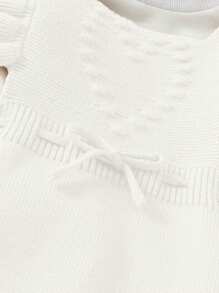 Mono con estampado de corazones lindos y ribete con volantes para niña bebé