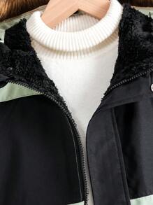 Young Boys Casual Sports Contrast Color Patchwork Flap Pockets Hooded Thick Mid-Length Jacket. The Thick Design Provides Excellent Warmth, Suitable For Cold Winters, And Suitable For Young Boys To Wear In Casual Sports Occasions. The Contrast Color Patchwork And Utility Pockets Design Make The Jacket More Unique And Personalized, And The Combination Of Hood Fur And Plush Lining Make The Whole Jacket More Fashionable And Sporty.