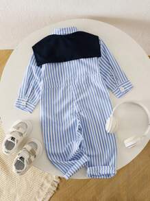 SHEIN Dieses Set aus koreanischem gestreiften Hemdkragen-Romper für Babyjungen kombiniert mit blauem Umhang, mit seinem modischen und minimalistischen Design, hochwertigen weichen Stoff und sorgfältiger Verarbeitung, ist es eine ideale Wahl für den täglichen Gebrauch. Dieses Set kann Ihrem Kleinen sowohl Stil als auch Komfort verleihen. Kaufen Sie schnell dieses exquisite Set voller koreanischen Stils für Ihr Baby und lassen Sie es bei jedem besonderen Anlass hervorstechen.