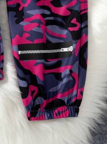 2 Stücke Set für kleine Mädchen mit modischem Buchstaben Muster, Rundhalsausschnitt, langärmeligem Oberteil und Camouflage-Cargohose mit Gürtel, Frühling und Herbst