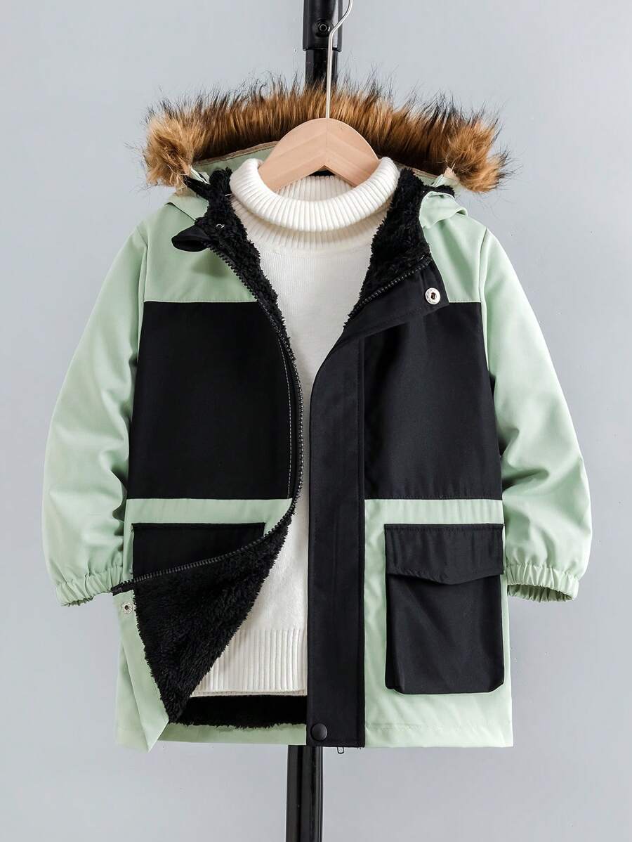 Young Boys Casual Sports Contrast Color Patchwork Flap Pockets Hooded Thick Mid-Length Jacket. The Thick Design Provides Excellent Warmth, Suitable For Cold Winters, And Suitable For Young Boys To Wear In Casual Sports Occasions. The Contrast Color Patchwork And Utility Pockets Design Make The Jacket More Unique And Personalized, And The Combination Of Hood Fur And Plush Lining Make The Whole Jacket More Fashionable And Sporty.