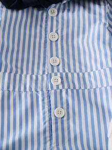 SHEIN Dieses Set aus koreanischem gestreiften Hemdkragen-Romper für Babyjungen kombiniert mit blauem Umhang, mit seinem modischen und minimalistischen Design, hochwertigen weichen Stoff und sorgfältiger Verarbeitung, ist es eine ideale Wahl für den täglichen Gebrauch. Dieses Set kann Ihrem Kleinen sowohl Stil als auch Komfort verleihen. Kaufen Sie schnell dieses exquisite Set voller koreanischen Stils für Ihr Baby und lassen Sie es bei jedem besonderen Anlass hervorstechen.