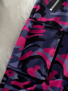 2 Stücke Set für kleine Mädchen mit modischem Buchstaben Muster, Rundhalsausschnitt, langärmeligem Oberteil und Camouflage-Cargohose mit Gürtel, Frühling und Herbst