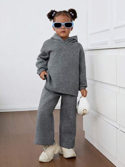 女童爱心图案宽松落肩雪花印花连帽卫衣和阔腿运动裤套装，保暖内衬，适合居家、休闲和上学穿着。