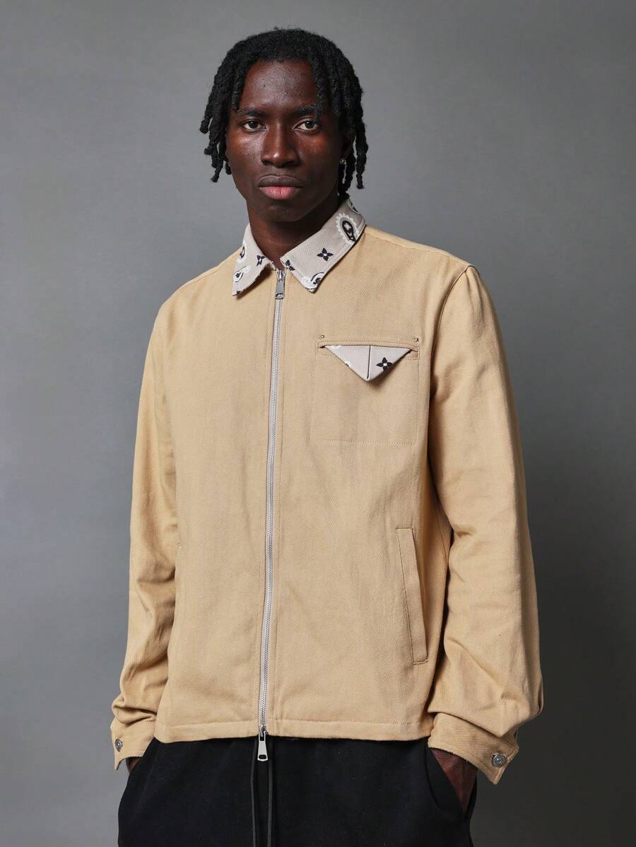SUMWON Áo thun Boxy Fit có khóa kéo xuyên thấu có cổ áo tương phản và túi phía trước - Màu Khaki - Xem 1