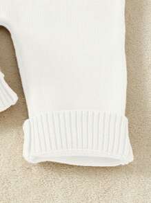 Mono con estampado de corazones lindos y ribete con volantes para niña bebé