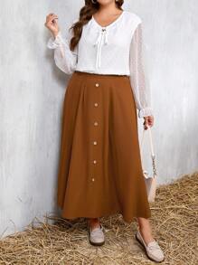 مجموعة قطعتين تتكون من بلوزة وتنورة بزخارف أزرار للمقاسات الكبيرة، بلوزة بياقة على شكل حرف V وأكمام مذيلة وتنورة موزعة عليها أزرار - بني - مشاهدة 1