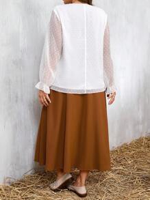 مجموعة قطعتين تتكون من بلوزة وتنورة بزخارف أزرار للمقاسات الكبيرة، بلوزة بياقة على شكل حرف V وأكمام مذيلة وتنورة موزعة عليها أزرار - بني - مشاهدة 2