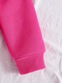 SHEIN 这款女童休闲连帽卫衣采用连帽设计，兼具休闲与运动感。卫衣正面设有一个实用的小袋，方便收纳小物件，同时也是一个装饰元素，增添视觉趣味。最引人注目的是前后印制的卡通人像图案，色彩鲜艳，表情生动可爱，展现了少女的纯真和积极乐观。印花图案可以与卫衣主色调形成对比或互补，营造出和谐的层次感视觉效果。配色方案充分考虑了少女的喜好和年龄特点，强调明亮欢快的色调，让她们穿着时更加自信快乐。适合日常休闲穿着、户外活动和家庭聚会。秋冬季节穿着。 - 玫紅色 - 查看 5