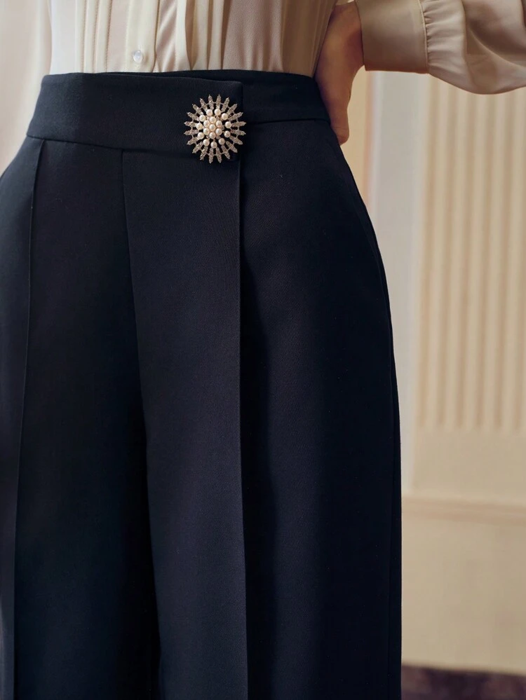 ZEYLAH CALÇA SOCIAL DE PERNA LARGA COM DETALHES DE PÉROLA FALSA E STRASS NA FRENTE