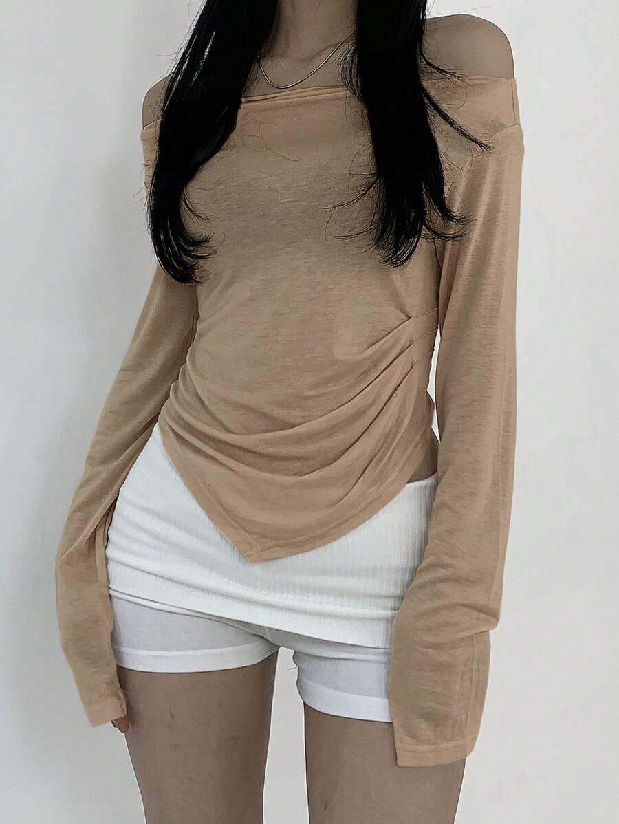 DAZY Áo thun nữ trơn màu hở vai viền bất đối xứng, áo dài tay mùa thu - Màu Cam san hô - Xem 1