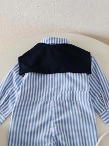 SHEIN Dieses Set aus koreanischem gestreiften Hemdkragen-Romper für Babyjungen kombiniert mit blauem Umhang, mit seinem modischen und minimalistischen Design, hochwertigen weichen Stoff und sorgfältiger Verarbeitung, ist es eine ideale Wahl für den täglichen Gebrauch. Dieses Set kann Ihrem Kleinen sowohl Stil als auch Komfort verleihen. Kaufen Sie schnell dieses exquisite Set voller koreanischen Stils für Ihr Baby und lassen Sie es bei jedem besonderen Anlass hervorstechen.