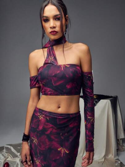 SHEIN Unity Parte superior corta con estampado floral sobre fondo negro y manga asimétrica