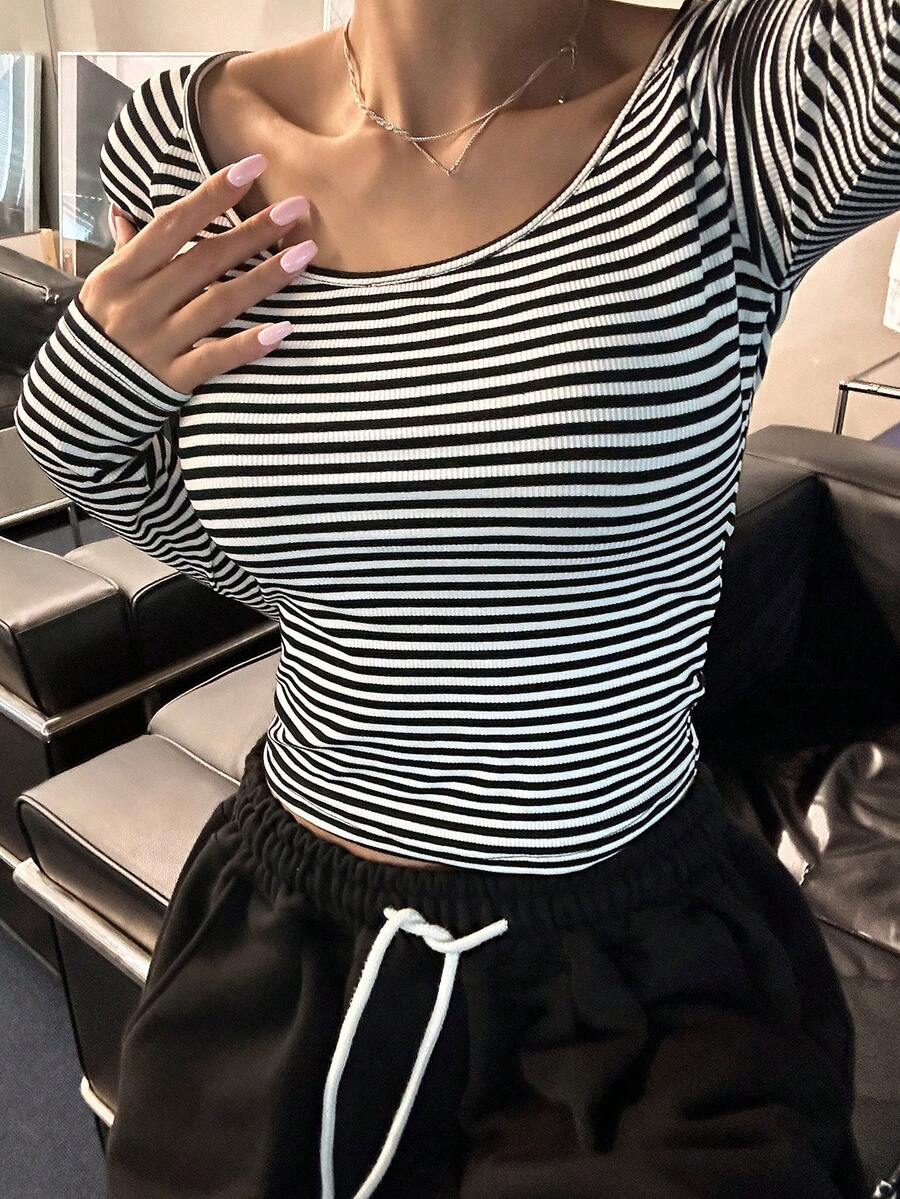 DAZY Áo thun dài tay cổ tròn in họa tiết sọc cỡ lớn cho nữ - màu đen - Xem 1