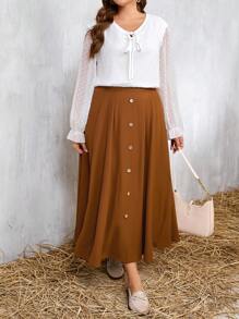 مجموعة قطعتين تتكون من بلوزة وتنورة بزخارف أزرار للمقاسات الكبيرة، بلوزة بياقة على شكل حرف V وأكمام مذيلة وتنورة موزعة عليها أزرار - بني - مشاهدة 4