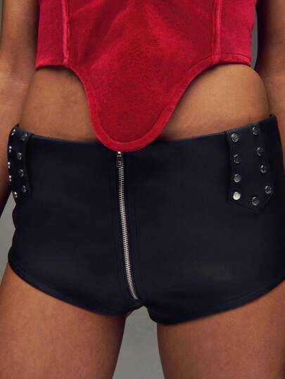 TypaGal 铆钉装饰拉链前 PU 迷你短裤