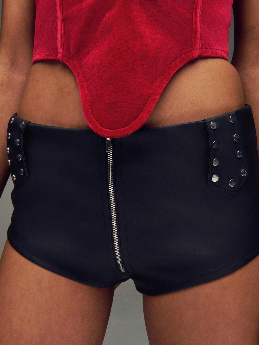 TypaGal Shorts cortos de mini PU con cremallera frontal decorados con tachuelas - Negro - Ver 1