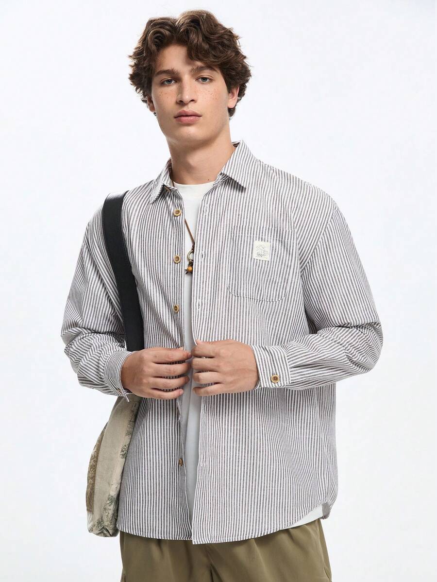 Manfinity VCAY Modisches, lässiges, locker sitzendes, gestreiftes Langarmhemd mit Aufnäher für Herren - Braun - Übersicht 1