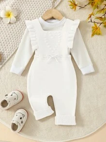 Mono con estampado de corazones lindos y ribete con volantes para niña bebé