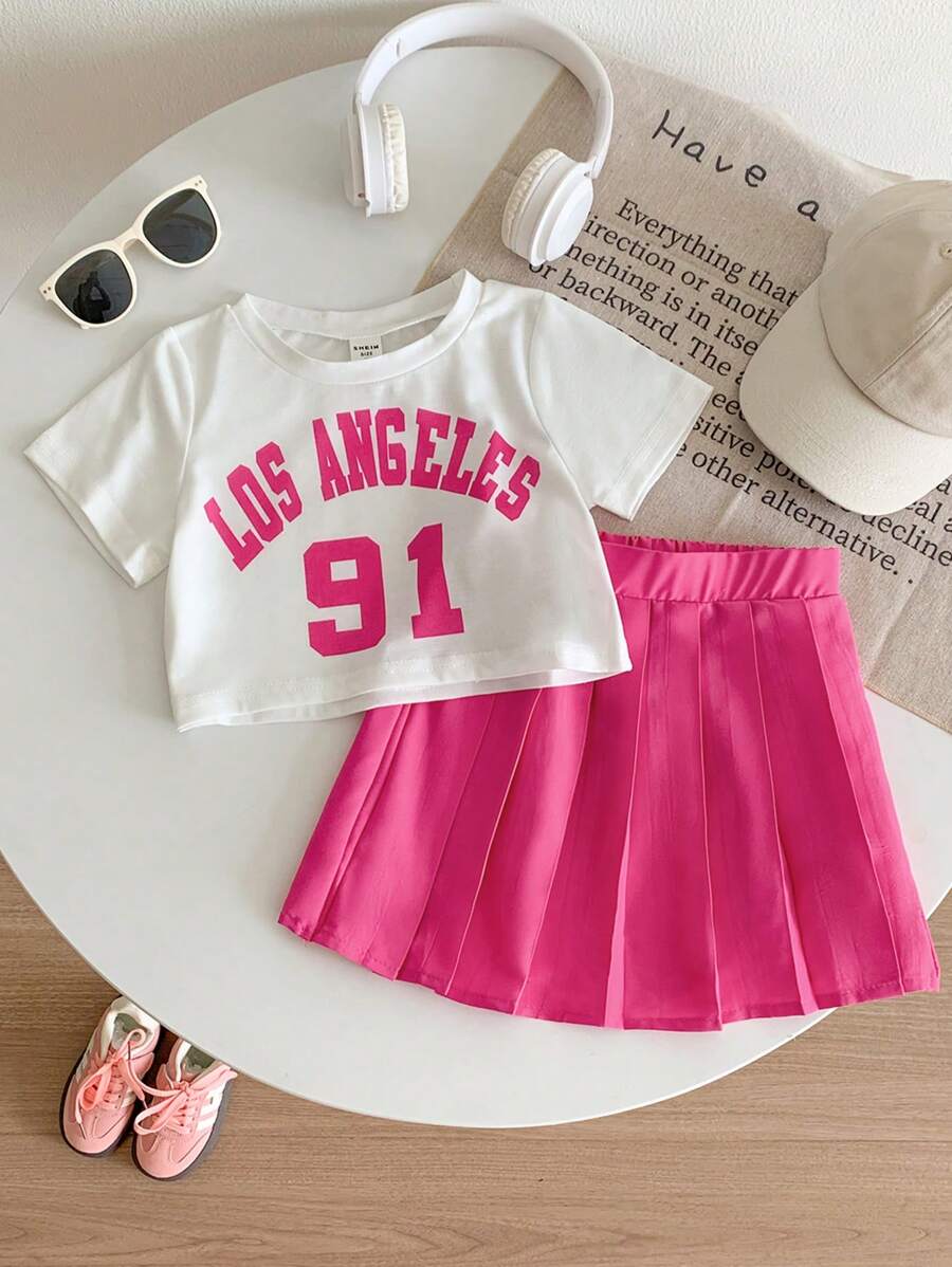 SHEIN 年轻女孩字母图案 T 恤和百褶裙