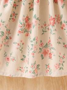 SHEIN Vintaside Kids 女宝宝时尚休闲荷叶边拼布针织连衣裙，秋冬。小碎花图案连衣裙经典优雅。针织面料柔软亲肤，适合婴幼儿娇嫩肌肤。蕾丝边饰精致，展现公主般的魅力。田园风格充满吸引力。适合与父母共度美好时光，适合参加聚会，适合户外活动，适合节日庆典。