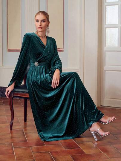 ZEYLAH VESTIDO LARGO CON CUELLO CRUZADO, MANGAS FAROL, DETALLES DE STRASS Y TERCIOPELO SÓLIDO