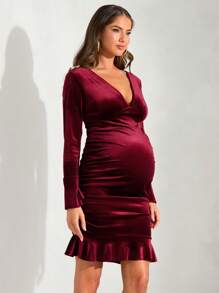 MaterniChic Vestido de embarazo sexy con escote profundo, fruncido y volantes en el bajo, vestido de embarazo ajustado, para fiestas - Burdeos - Ver 4