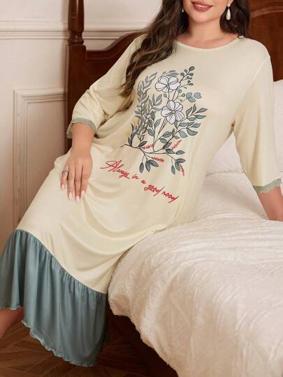 带有花朵拼布和荷叶边下摆的大码睡袍