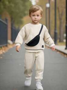 SHEIN 男童 3 件套运动纹理长袖圆领上衣、宽松长裤和斜挎包套装。时尚纹理图案设计，宽松版型，适合 4-7 岁儿童。适合秋季、春季和冬季各种场合穿着。 - 杏色 - 查看 8