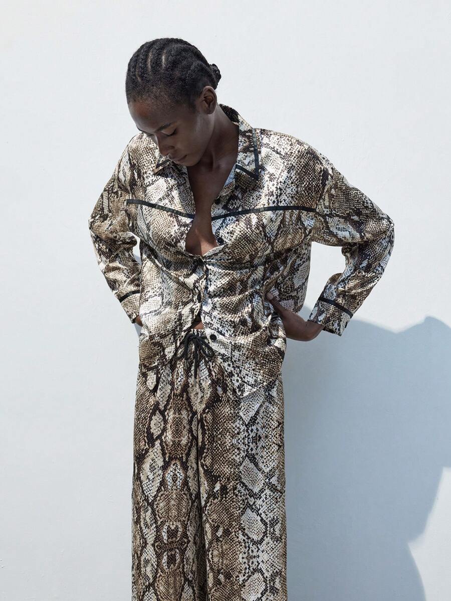 SHEIN Maija 全新优雅度假节日派对现代都市女式衬衫蛇纹花卉拼布编织上衣，秋冬 - 彩色 - 查看 1