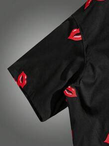 Manfinity VCAY Camisa de manga corta con bordado de labios rojos tejida para hombres de talla grande