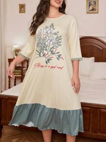 带有花朵拼布和荷叶边下摆的大码睡袍