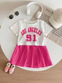 SHEIN 年轻女孩字母图案 T 恤和百褶裙