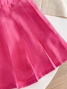 SHEIN 年轻女孩字母图案 T 恤和百褶裙