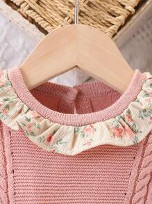 SHEIN Vintaside Kids 女宝宝时尚休闲荷叶边拼布针织连衣裙，秋冬。小碎花图案连衣裙经典优雅。针织面料柔软亲肤，适合婴幼儿娇嫩肌肤。蕾丝边饰精致，展现公主般的魅力。田园风格充满吸引力。适合与父母共度美好时光，适合参加聚会，适合户外活动，适合节日庆典。